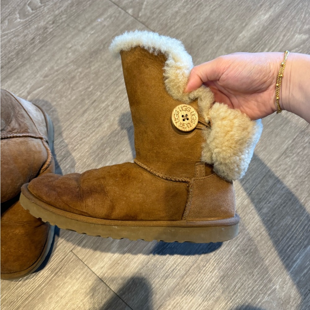 UGG Size 8 chestnut
